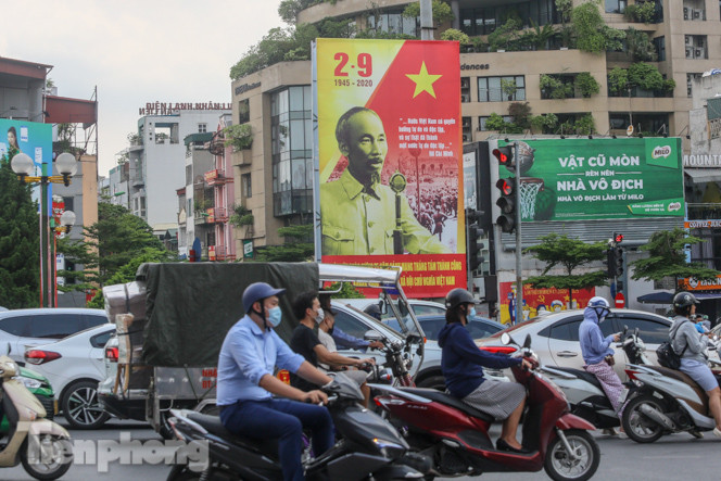 Phố phường Hà Nội rợp cờ hoa chào mừng Quốc khánh 2/9 ảnh 3