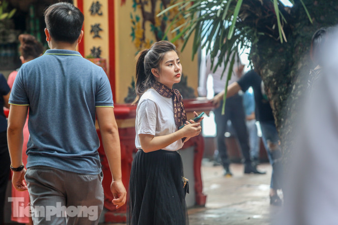 Phủ Tây Hồ vắng lặng ngày rằm, nhiều người vẫn thờ ơ với khẩu trang ảnh 7