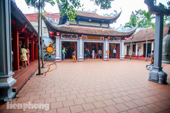 Phủ Tây Hồ vắng lặng ngày rằm, nhiều người vẫn thờ ơ với khẩu trang ảnh 4