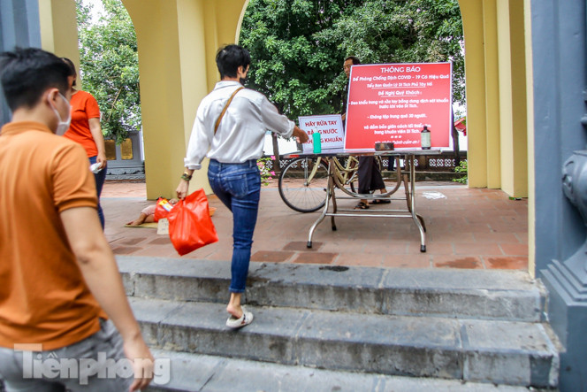 Phủ Tây Hồ vắng lặng ngày rằm, nhiều người vẫn thờ ơ với khẩu trang ảnh 2