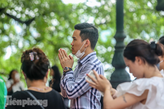 Phủ Tây Hồ vắng lặng ngày rằm, nhiều người vẫn thờ ơ với khẩu trang ảnh 10