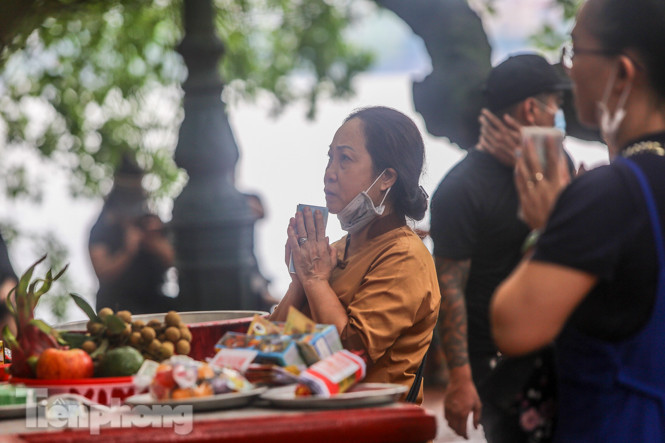 Phủ Tây Hồ vắng lặng ngày rằm, nhiều người vẫn thờ ơ với khẩu trang ảnh 15