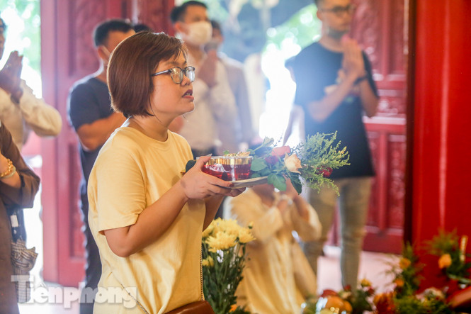 Phủ Tây Hồ vắng lặng ngày rằm, nhiều người vẫn thờ ơ với khẩu trang ảnh 11