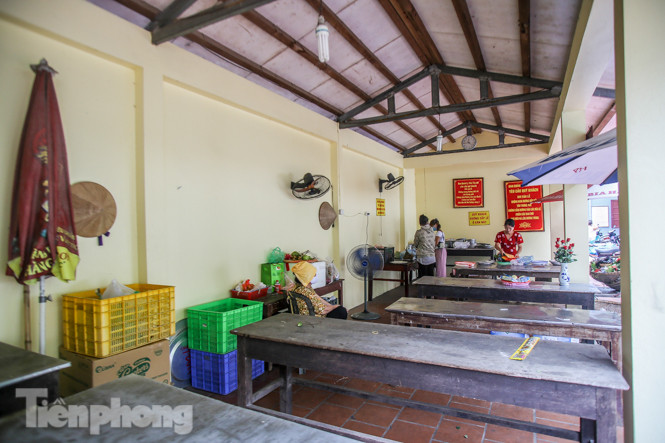 Phủ Tây Hồ vắng lặng ngày rằm, nhiều người vẫn thờ ơ với khẩu trang ảnh 3