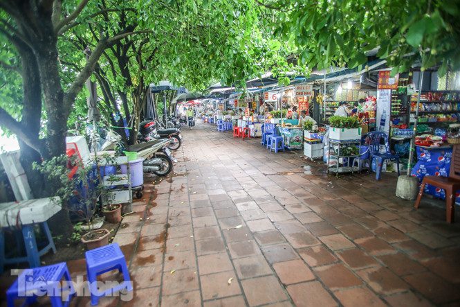 Phủ Tây Hồ vắng lặng ngày rằm, nhiều người vẫn thờ ơ với khẩu trang ảnh 6