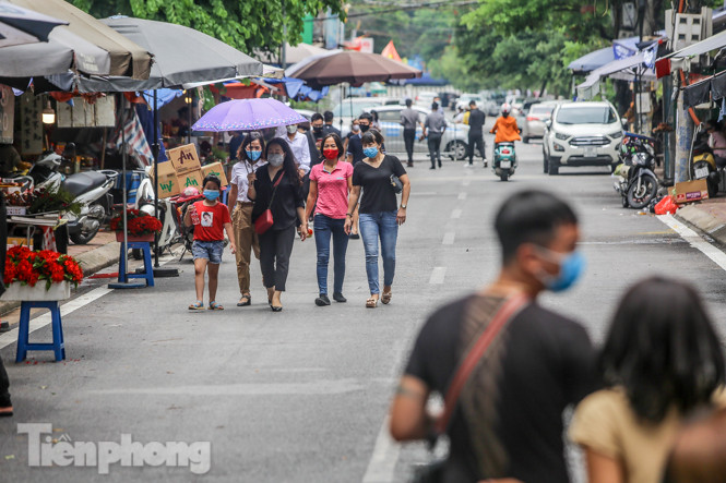 Phủ Tây Hồ vắng lặng ngày rằm, nhiều người vẫn thờ ơ với khẩu trang ảnh 1