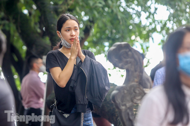 Phủ Tây Hồ vắng lặng ngày rằm, nhiều người vẫn thờ ơ với khẩu trang ảnh 9