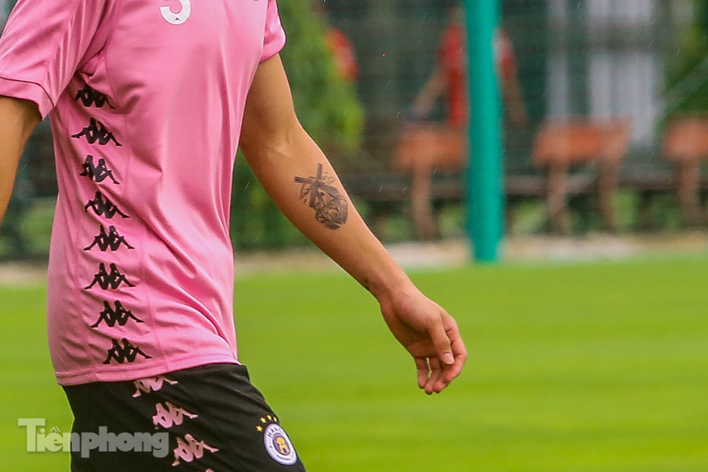 Trở lại Hà Nội, Văn Hậu lộ hình xăm ‘cối xay gió’ ảnh 4