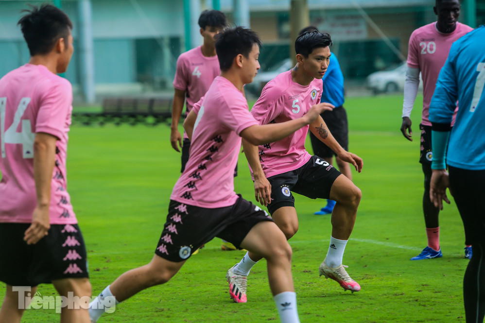 Trở lại Hà Nội, Văn Hậu lộ hình xăm ‘cối xay gió’ ảnh 3