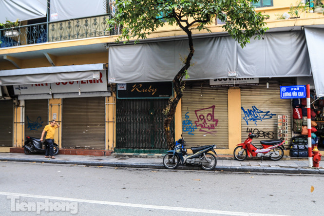 Dịch COVID-19 tái bùng phát, nhiều cửa hàng đất 'kim cương' ở Hà Nội im lìm ảnh 3