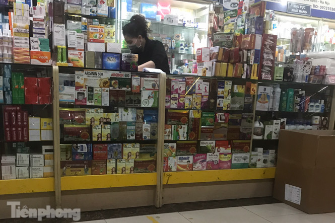Dân 'mỏi mắt' tìm mua khẩu trang y tế ở chợ thuốc lớn nhất Hà Nội ảnh 4