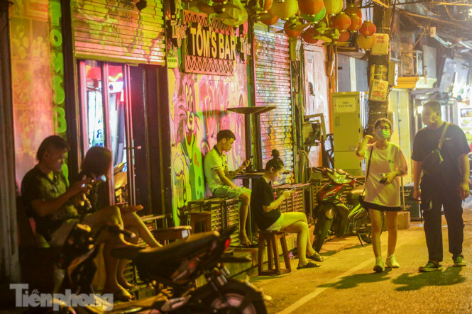 Hà Nội: Quán bar, quán vỉa hè dừng hoạt động lần 2 vì COVID-19 ảnh 16