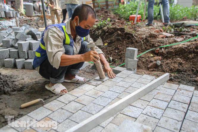 Sau kè bê tông cốt sợi, vỉa hè hồ Hoàn Kiếm tăng tốc lát đá 'về đích' ảnh 3
