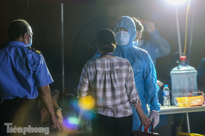 Có ca mắc COVID-19, bệnh viện E Hà Nội phong tỏa ra vào ngay trong đêm ảnh 13