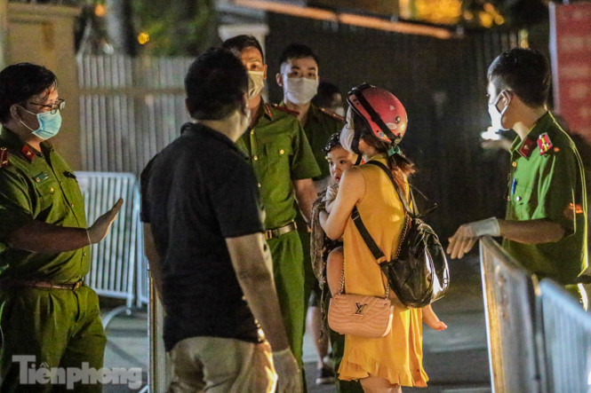 Có ca mắc COVID-19, bệnh viện E Hà Nội phong tỏa ra vào ngay trong đêm ảnh 12