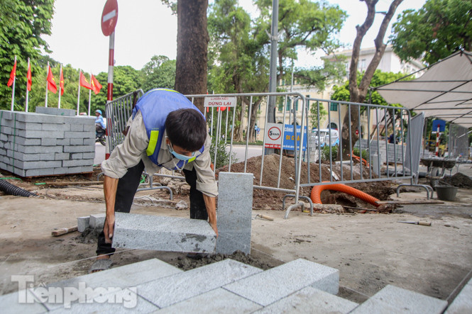 Sau kè bê tông cốt sợi, vỉa hè hồ Hoàn Kiếm tăng tốc lát đá 'về đích' ảnh 6