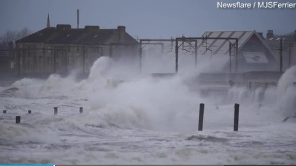 Biển "không ổn định" ở Scotland do bão Aiden. Ảnh: Newsflare. Video: Máy bay chao đảo do cố hạ cánh khi đi vào vùng bão khiến hành khách “đứng tim“ ảnh 2