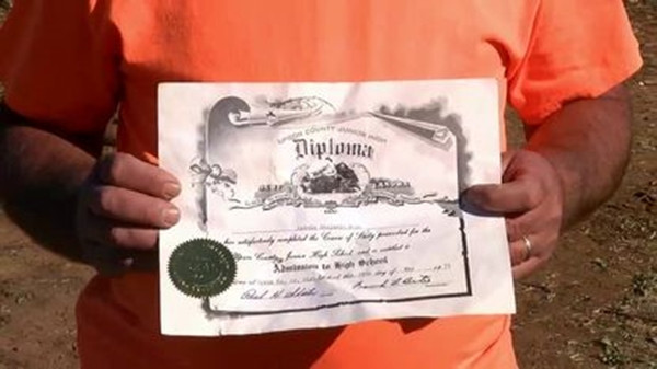 Bằng tốt nghiệp bị bão cuốn đi hàng chục cây số, người nhặt được lại chính là… bạn mình! ảnh 2