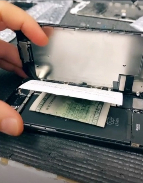 Tìm thấy tờ giấy bí ẩn gài trong iPhone của khách, anh thợ sửa máy hỏi ý kiến cư dân mạng ảnh 2