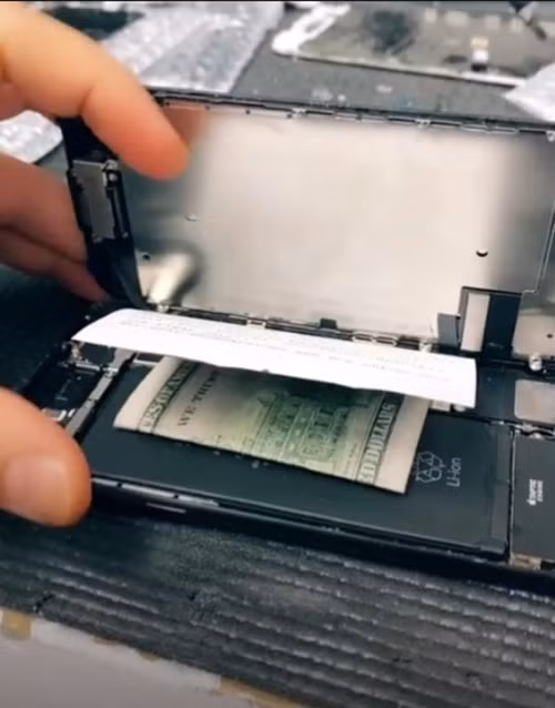 Tìm thấy tờ giấy bí ẩn gài trong iPhone của khách, anh thợ sửa máy hỏi ý kiến cư dân mạng ảnh 2