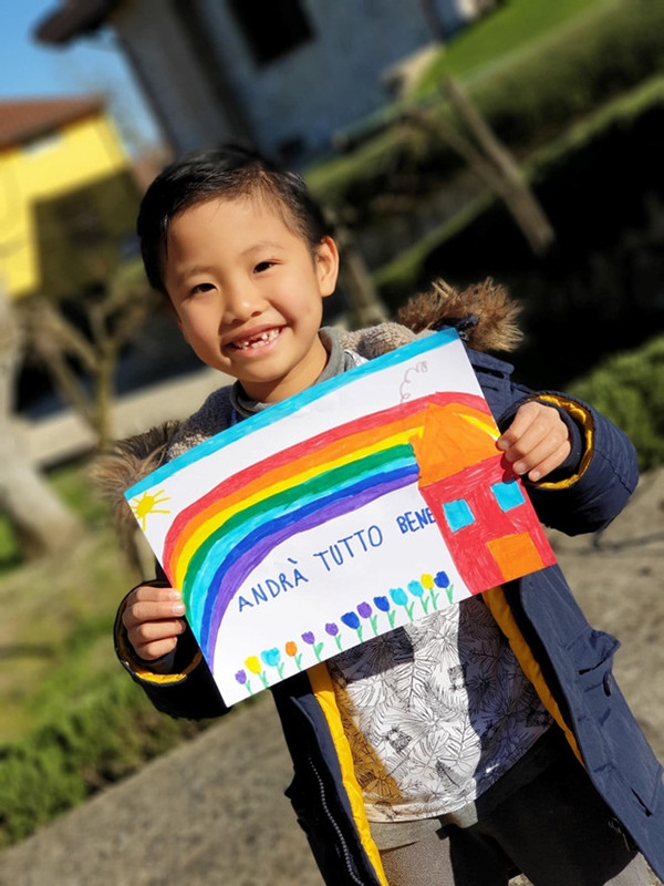 Tại sao trẻ em toàn thế giới lại vẽ tranh cầu vồng và dán lên cửa kính? ảnh 6