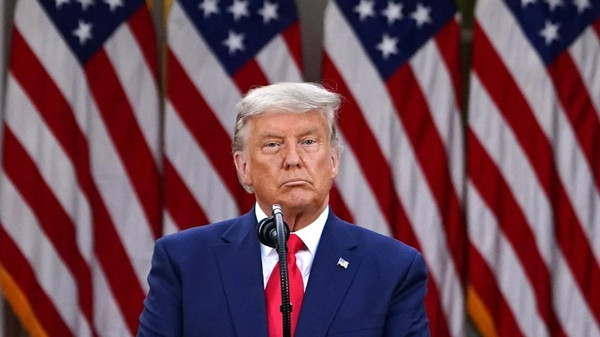 Tổng thống Donald Trump vừa phát biểu, nhiều người lại chỉ chú ý đến màu tóc của ông ảnh 1