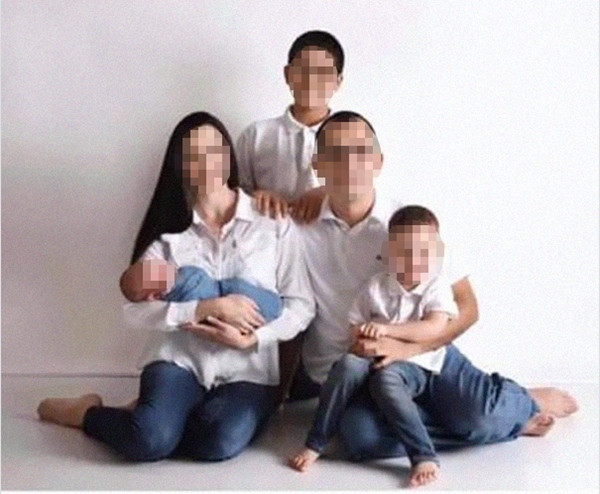 Nhờ cộng đồng mạng chỉnh sửa bức ảnh gia đình, tại sao người mẹ này bị chỉ trích thậm tệ? ảnh 1