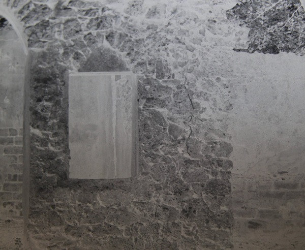 Ảnh hoàn toàn không chỉnh sửa, tại sao có một “bóng người” trên cửa sổ ngôi nhà cổ này? ảnh 2