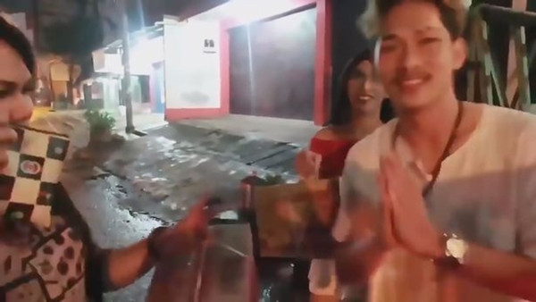 Thanh niên đối mặt án tù 12 năm vì vờ tặng thức ăn cho người khác nhưng bên trong toàn rác ảnh 2