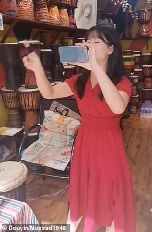 Thấy khách không mua đồ, nhân viên hàng lưu niệm xỉa xói: “Không tiền thì đừng đi du lịch“ ảnh 1