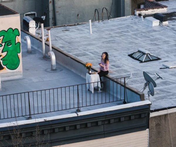 Tình yêu thời cách ly: Tỏ tình với cô hàng xóm bằng drone và quà cầu nhựa khổng lồ ảnh 4