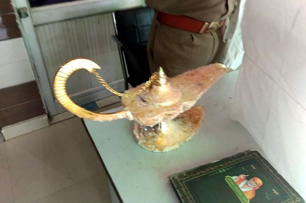 "Cây đèn thần của Aladdin" mà bác sĩ Khan mua với giá 2,2 tỷ đồng. Ảnh: UP Police. Bác sĩ chi hơn 2 tỷ mua “cây đèn của Aladdin“ vì thấy người bán "gọi" được "Thần Đèn" ảnh 2