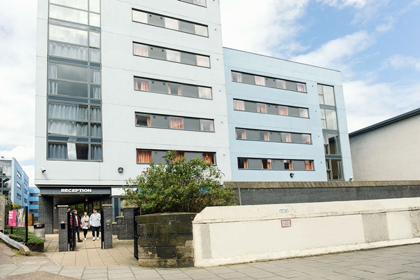 Nữ sinh viên ở ký túc xá bị cấm đi đổ rác, ban quản lý bảo “có mốc hay ruồi mới được đổ” ảnh 1