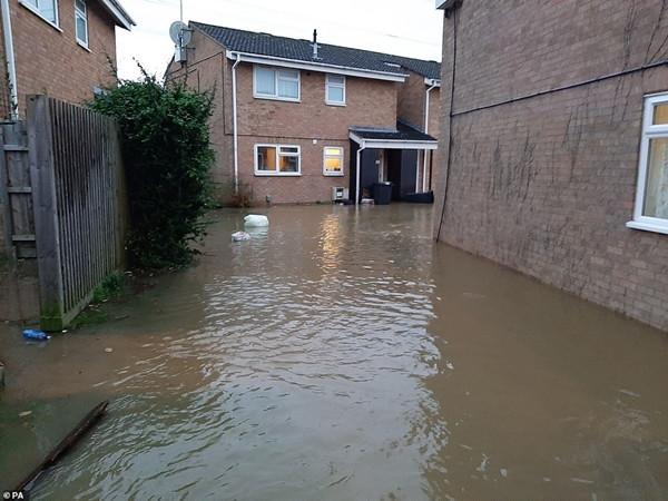 Cảnh ngập lụt ở Wiltshire (Anh). Video: Máy bay chao đảo do cố hạ cánh khi đi vào vùng bão khiến hành khách “đứng tim“ ảnh 1