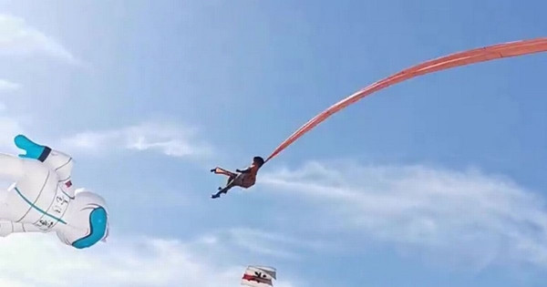 Tới lễ hội thả diều, cô bé 3 tuổi bị con diều khổng lồ mắc vào người, cuốn lên cao 30 mét ảnh 2