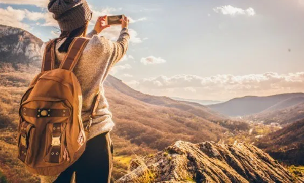 Nếu muốn trông xinh đẹp và tự tin, bạn hãy ngừng mang theo mình 6 thứ này ảnh 3