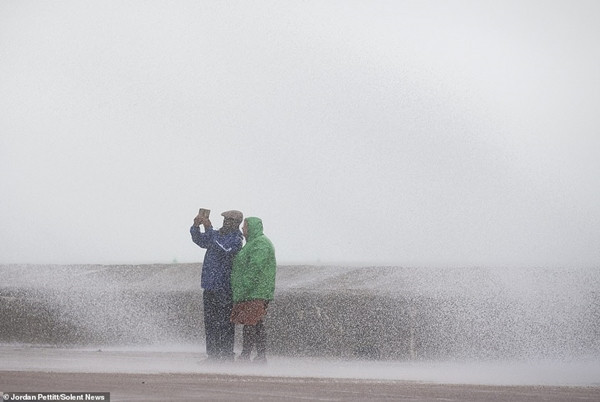 Giữa trời mưa bão, cặp đôi chạy ra ngoài chụp selfie sống ảo khiến cư dân mạng ngán ngẩm ảnh 1