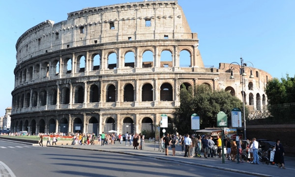 Lén lút khắc tên mình lên Đấu trường La Mã, du khách bị kết tội phá hoại và bị phạt nặng ảnh 1