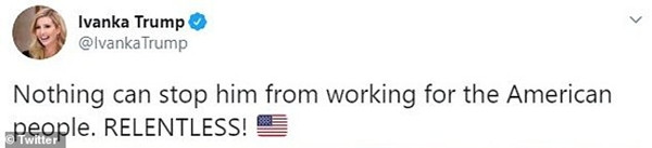 Tổng thống Trump bị trêu “sống ảo” vì ảnh làm việc trong viện, hóa ra chỉ ký giấy trắng ảnh 2