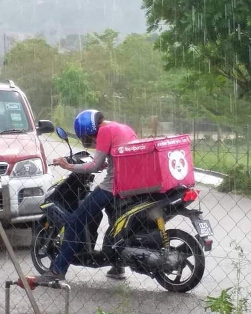 Anh ship thức ăn bị ngã dưới trời mưa: Lời nhắc nhở chúng ta cảm thông hơn với các shipper ảnh 3