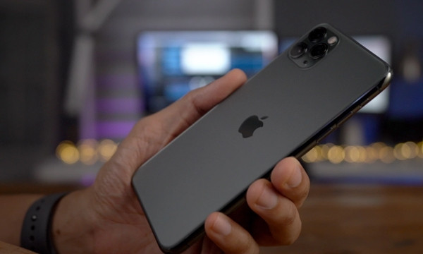 Trong khi mọi người đi mua iPhone 12, có người mua iPhone 11 giảm giá và gặp cái kết đắng ảnh 1