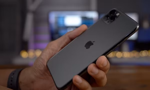 Trong khi mọi người đi mua iPhone 12, có người mua iPhone 11 giảm giá và gặp cái kết đắng ảnh 1
