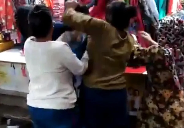 Chỉ vì gọi người phụ nữ 40 tuổi bằng “cô”, cô gái 19 tuổi bị đánh tơi bời ngay giữa chợ ảnh 2