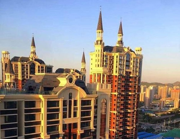 Nóng trên mạng: Trường Hogwarts của Harry Potter lơ lửng trên bầu trời Trung Quốc? ảnh 4