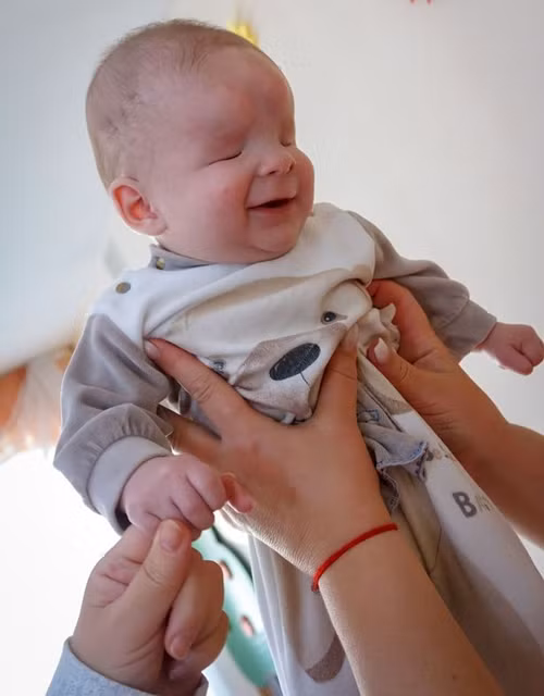 Em bé sinh ra thiếu đi đôi mắt nên bị mẹ bỏ rơi, giờ đã tìm được gia đình yêu thương mình ảnh 1
