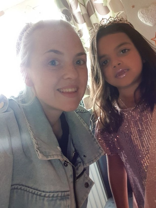 Cô bé bị bạn bắt nạt vì mang dòng máu lai, nên đã có đề nghị rất đáng thương với mẹ mình ảnh 2