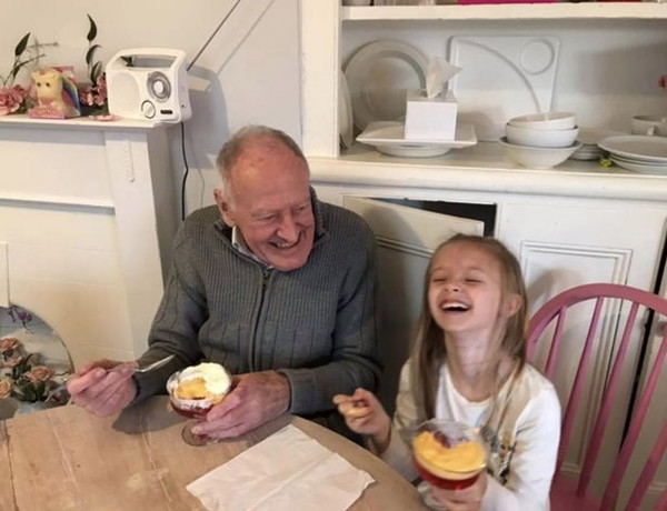 Cô bé 8 tuổi nghĩ ra cách để vẫn chơi được với bạn ở ngoài trời trong khi tự cách ly ảnh 2