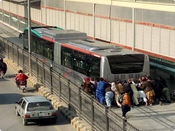Xe buýt nhanh BRT bị hỏng khiến hành khách phải xuống đẩy, cư dân mạng không thể nhịn cười ảnh 1
