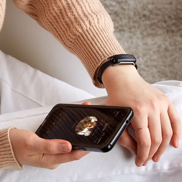 “Gửi một cái chạm tay”: Bấm chiếc vòng trên tay mình, vòng trên tay “người ấy” lại rung ảnh 1