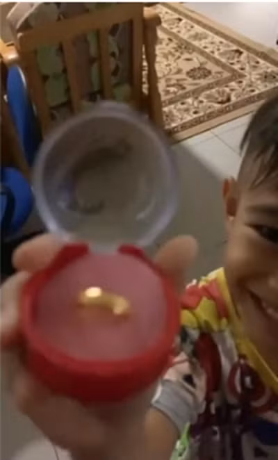 Đây mới là “con nhà người ta”: Cậu bé 6 tuổi dùng hết tiền sinh nhật để mua vàng tặng mẹ ảnh 4